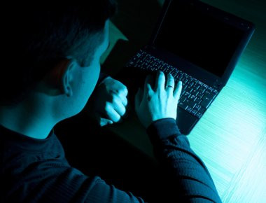 Προσοχή! Δείτε πώς χτυπούν οι παιδόφιλοι μέσω Ίντερνετ